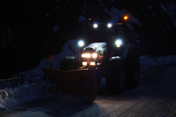 lumiaura kulkee valot päällä läpi luminen vuoristo kaduilla illalla siivota tieliikennettä - Valokuva, kuva
