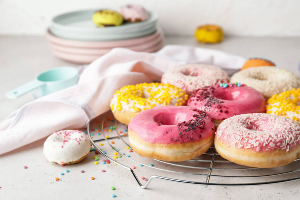Zoete smakelijke donuts op tafel - Foto, afbeelding