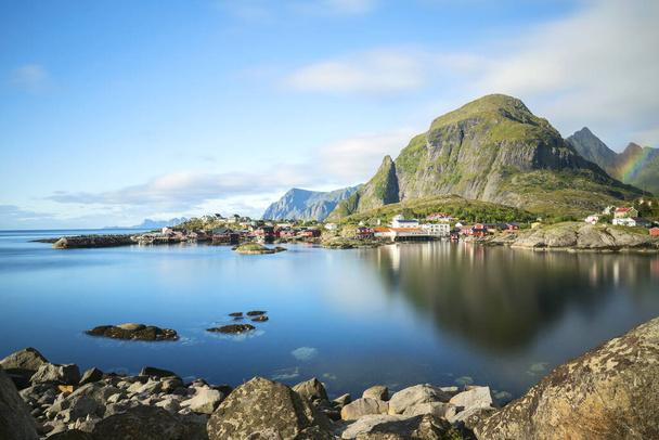 Aのパノラマ-ノルウェー北部のロフトテンにある村、モスケネス。ノルウェーの漁村で、典型的なロルブの家があります。山を背景に - 写真・画像