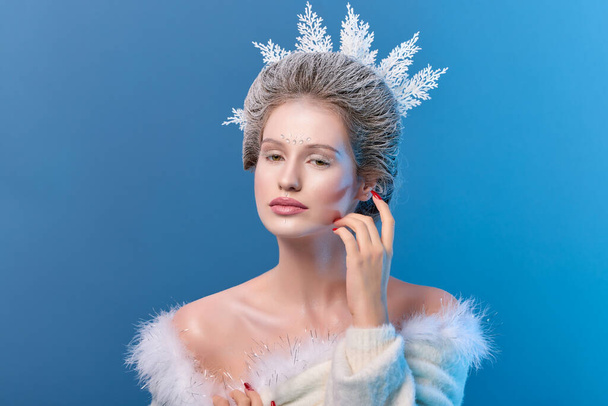 Mulher da Beleza de Inverno. Menina modelo de moda bonita com estilo de cabelo de neve e maquiagem. Maquiagem de férias e Manicure. Rainha de inverno com neve e penteado de gelo - Foto, Imagem