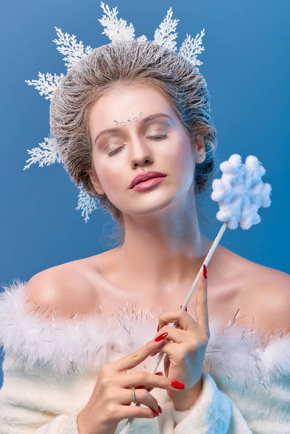 Zimowa piękność. Piękna Modelka Dziewczyna Z Fryzurą Śniegu I Makijaż. Świąteczny makijaż i manicure. Zimowa królowa ze śniegiem i fryzurą na lodzie - Zdjęcie, obraz