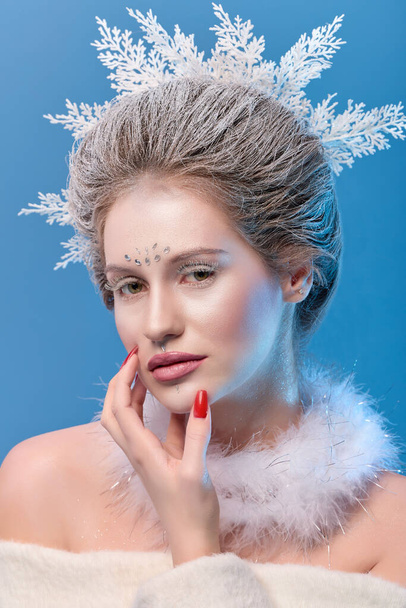 Téli Szépség Asszony. Gyönyörű divat modell lány hó frizura és töltsük fel. Nyaralás smink és manikűr. Téli királynő hó és jég frizura - Fotó, kép