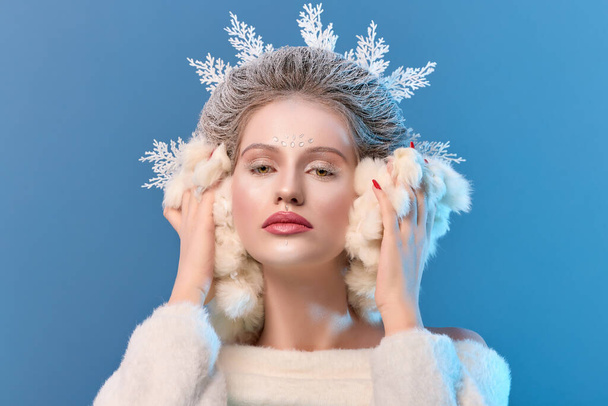 Χειμερινή Ομορφιά. Όμορφη Μόδα Μοντέλο Κορίτσι με Χιονάτη στυλ και μακιγιάζ. Μακιγιάζ διακοπών και μανικιούρ. Χειμερινή Βασίλισσα με χιόνι και πάγο χτένισμα - Φωτογραφία, εικόνα