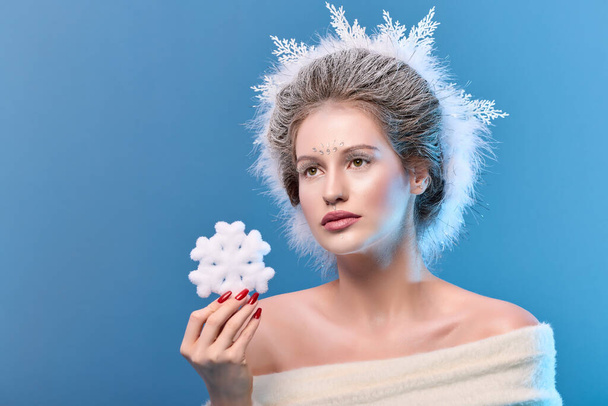 冬の美女。美しいファッションモデルの女の子雪の髪のスタイルと構成します。ホリデーメイクとマニキュア。雪と氷のヘアスタイルの冬の女王 - 写真・画像