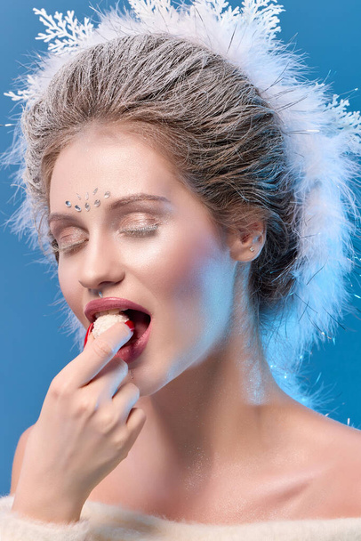 Зимова красуня. Beautiful Fashion Model Girl with Snow Hair (англійською). Holiday Makeup and Manicure Зимова королева з хутром і льодом - Фото, зображення