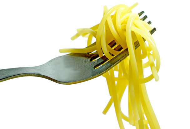 Spaghetti tagliatelle su forchetta su sfondo isolato
 - Foto, immagini