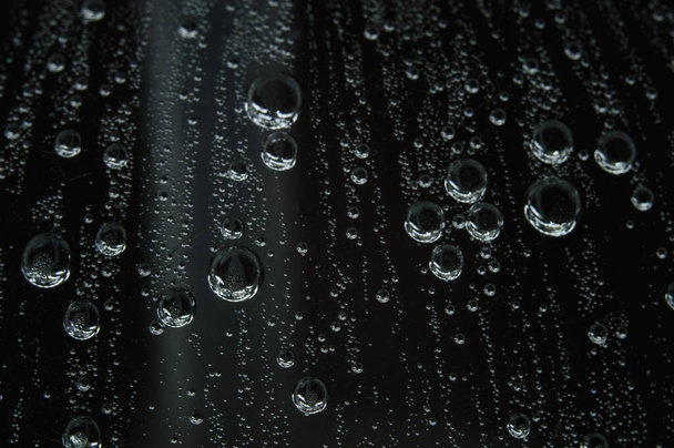 gotas de agua en la superficie del fondo de pantalla blanco y negro húmedo cerca macro foto detalle círculos patrón - Foto, imagen