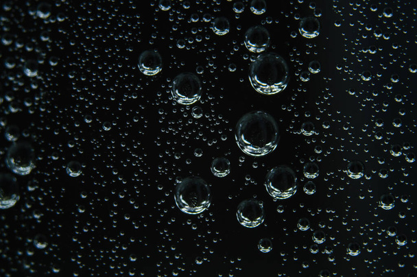 Wassertropfen auf der Oberfläche der Tapete schwarz und weiß nass Nahaufnahme Makro Foto Detail Kreise Muster - Foto, Bild