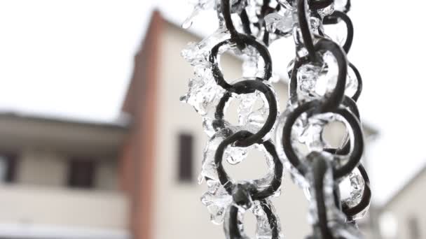 macro primer plano de una cadena helada, de un desagüe de canalón de una casa - Metraje, vídeo