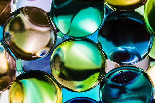 farbige Glaskugel nasses Licht Nahaufnahme Detail Makrofoto von vielen Objekten - Foto, Bild