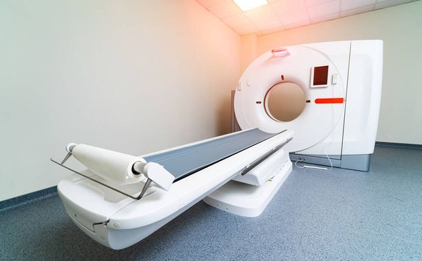 Tomografia medyczna, rezonans magnetyczny lub PET w nowoczesnym laboratorium szpitalnym. Zaawansowany technologicznie i funkcjonalny sprzęt medyczny w czystym, białym pomieszczeniu. - Zdjęcie, obraz