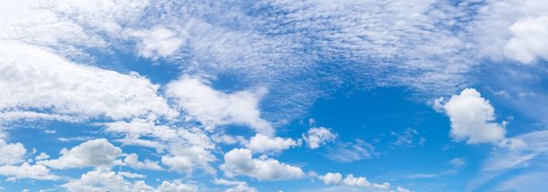 Puha fehér felhők a kék ég ellen, panoráma bolyhos felhők a kék égen - Fotó, kép