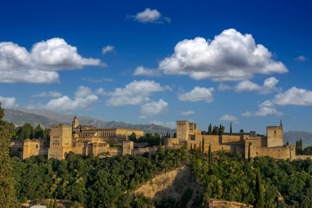 Hermosa Alcazaba Nazarí de la Alhambra en Granada, Andalucía - Foto, Imagen