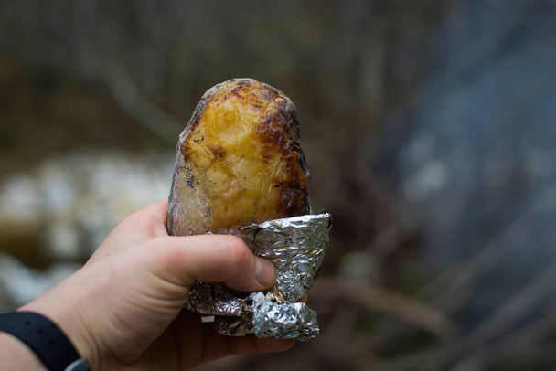 Kamp ateşinde pişmiş patates.. - Fotoğraf, Görsel