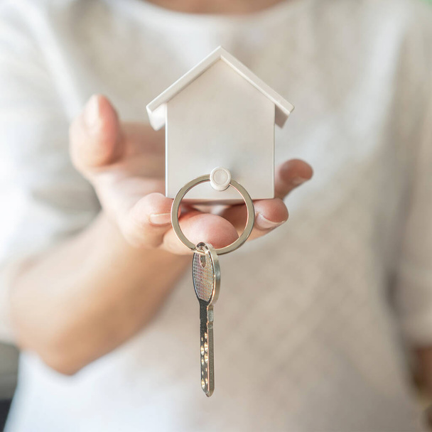 Ключ от дома в арендодателе, лицо, продающее недвижимость или дом Страховой агент вручает арендатору, арендатору, покупателю клиента для нового владельца семьи, концепция обеспечения собственности - Фото, изображение