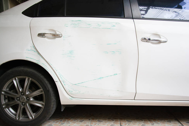 Повреждение кузова и двери машины ударилось о зеленый столб - Фото, изображение