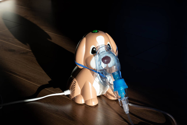 Nebulizator sprężarki. Inhalator wykonany w kształcie szczeniaka. Odpowiedni dla dorosłych i dzieci. - Zdjęcie, obraz