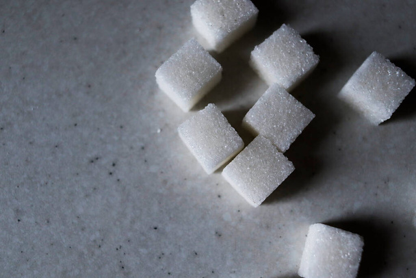 pienet kuutiot valkoista sokeria valkoisella marmoripöydällä - Valokuva, kuva