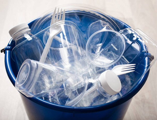 Vyčistěte recyklovatelné plastové láhve, kontejnery, šálky do odpadkového koše. nakládání s odpady plastová recyklace - Fotografie, Obrázek
