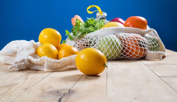 frisches Obst und Gemüse in einer Öko-Tüte. Null Abfall, plastikfreies Konzept. Nachhaltiger Lebensstil. wiederverwendbare Baumwoll- und Netztaschen zum Einkaufen - Foto, Bild
