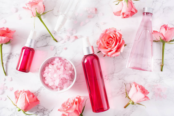 garrafas cuidados da pele loção soro médico rosa flores. cosméticos orgânicos naturais - Foto, Imagem