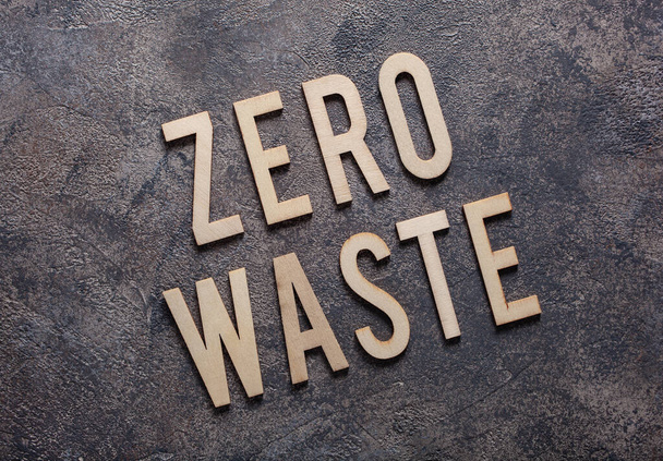 nul afval woord tekst houten letters op beton achtergrond - Foto, afbeelding