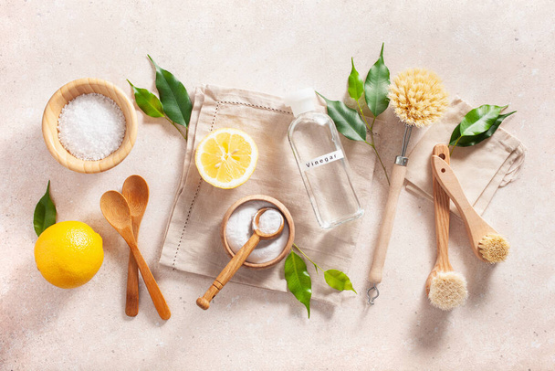 Концепция экологически чистой очистки с нулевыми отходами. деревянные кисти, лимон, пищевая сода, уксус - Фото, изображение