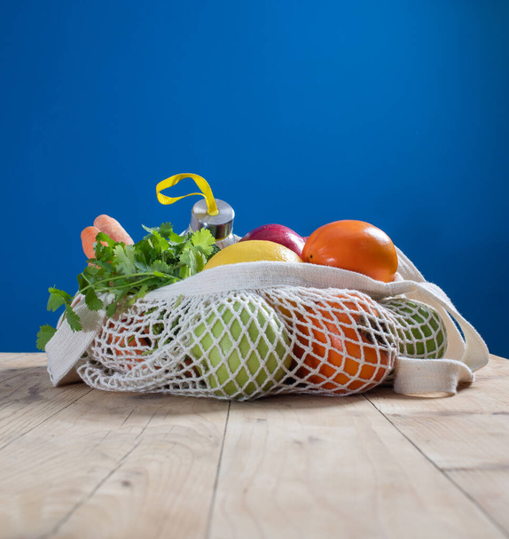 fresh fruits and vegetables in an eco bag. Zero waste, plastic free concept. Sustainable lifestyle. Reusable cotton and mesh eco bags for shopping - Fotoğraf, Görsel