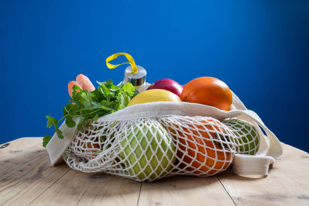 čerstvé ovoce a zelenina v ekodesignu. Nulový odpad, bezplastový koncept. Udržitelný životní styl. Víceúčelové bavlněné a síťované eko tašky na nákupy - Fotografie, Obrázek