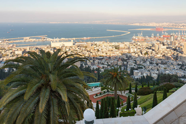 Blick von der oberen Terrasse des Bahai-Gartens auf einen Teil des Bahai-Gartens, die Innenstadt, den Hafen und das Mittelmeer in Haifa im Norden Israels - Foto, Bild