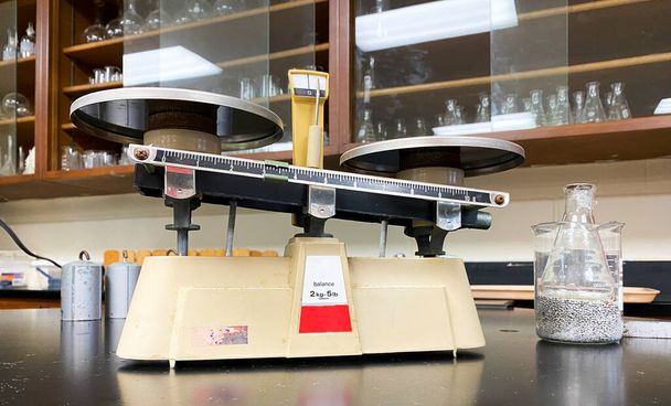 Table de laboratoire de sciences du lycée avec une échelle et une verrerie configurées pour que les enfants fassent un laboratoire. - Photo, image