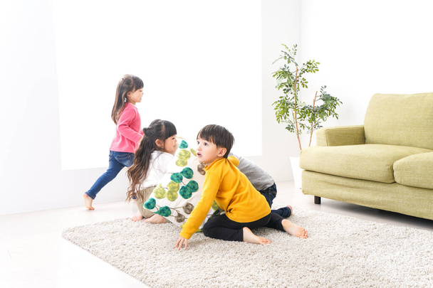 Niños jugando en casa - Foto, imagen