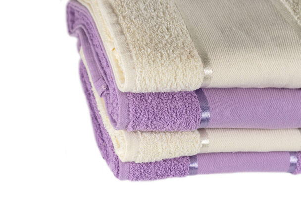 accatastati asciugamani spa colorati su sfondo bianco. - Foto, immagini