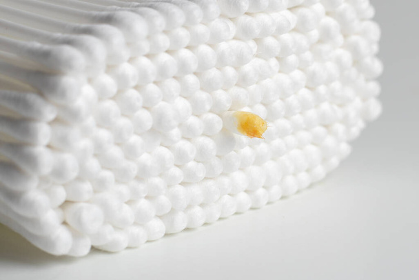 Des coton-tiges blancs. Bâton d'oreille sale. Image avec mise au point douce - Photo, image