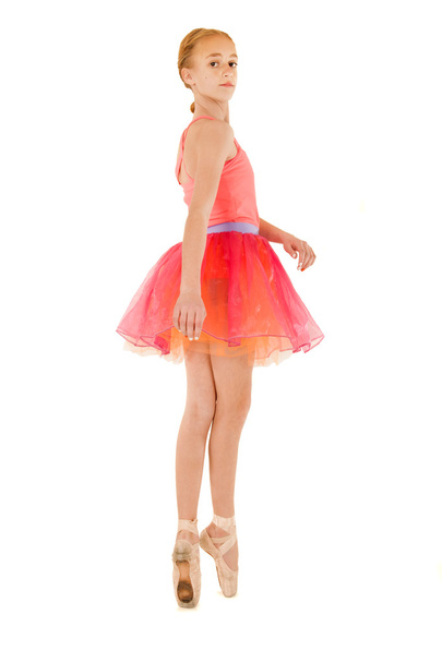 молодая балерина на пуантах в розовом наряде
 - Фото, изображение