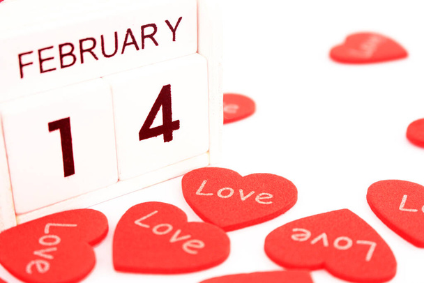 hölzerne Kalendershow vom 14. Februar mit rotem Herz für Valentinstag Hintergrund - Foto, Bild