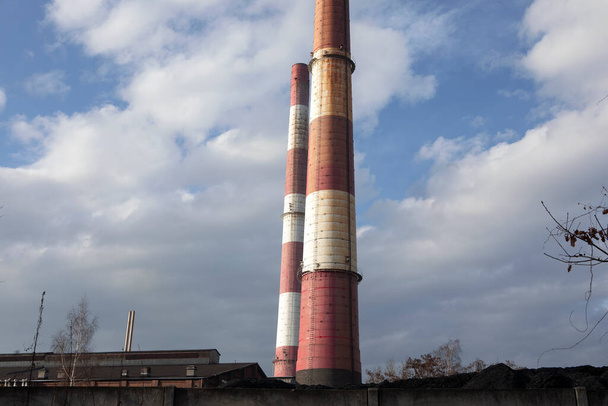 Industrielandschaft mit zwei roten und weißen Industrieschloten. Kohlebergwerk in Kattowitz, Polen. - Foto, Bild