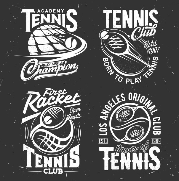 Tenis sporu tişörtü izleri. Siyah grunge arka planda raket ve top oynamak. Tenis spor takımı, beyaz tipografili akademi monokrom amblemleri. Tişört izleri, tek renkli şablonlar ayarlandı - Vektör, Görsel