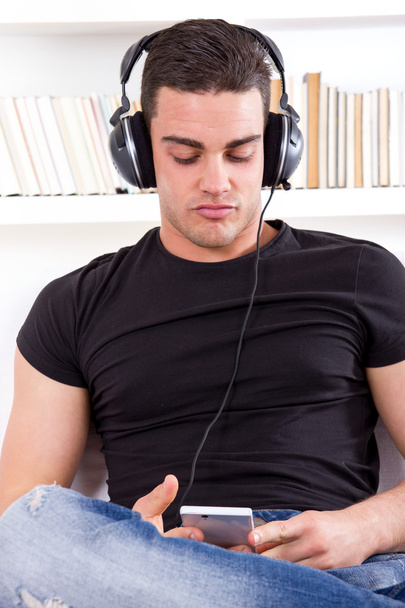 Человек слушает музыку с наушниками
 - Фото, изображение