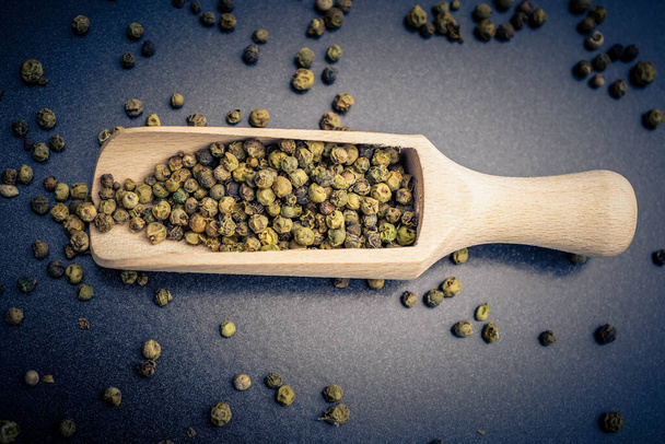 Different kind of peppercorns - Foto, afbeelding