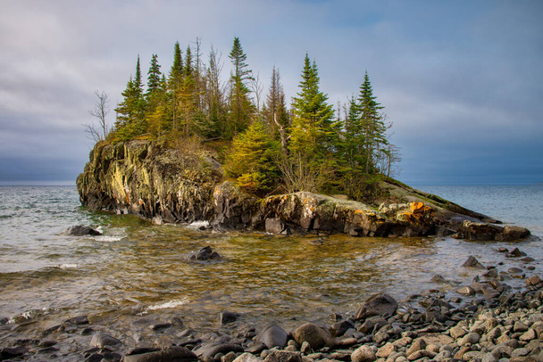 Rocky Shoreline στη Μινεσότα στη λίμνη Superior. Μικρό νησί με πράσινα δέντρα. Βόρεια Αμερική - Φωτογραφία, εικόνα