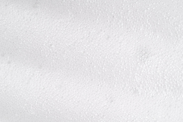 Bílá pěna čistí pleť pleť textura produktu z mýdla, pracího prostředku, šamponu, pěny na holení nebo čisticího prostředku. Uzavřený povrch mýdla. Pěna makro pozadí s bublinami. Pozadí pivního nápoje - Fotografie, Obrázek