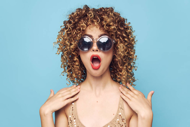 Красивая женщина Сюрприз Открой рот солнцезащитные очки весело вьющиеся волосы  - Фото, изображение