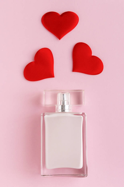 Perfume with hearts as a gift for valentine's day - Zdjęcie, obraz