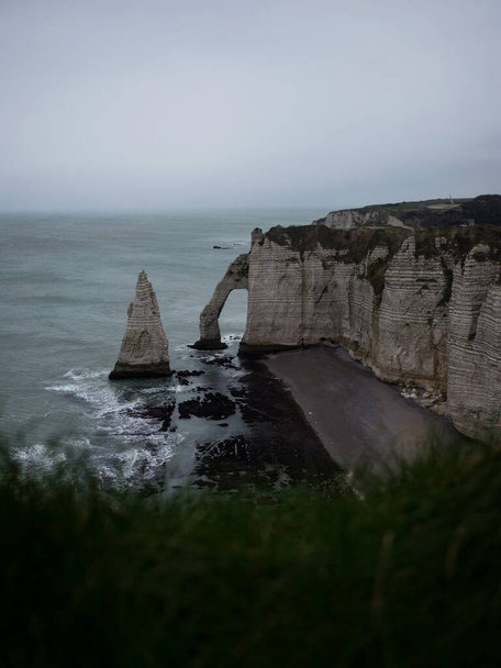 Panorámás kilátás Etretat kréta komplex fehér sziklák természetes hidak Aiguille tű az Atlanti-óceán partján, Octeville sur Mer Le Havre Seine Maritime Normandy France Europe - Fotó, kép