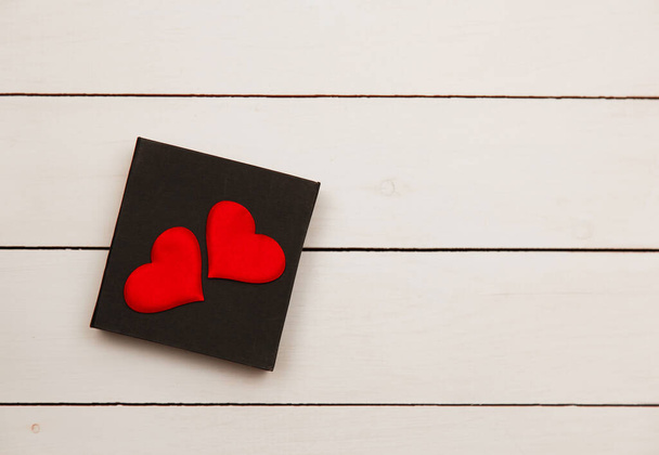 Flatlay composition with hearts on a wooden background. - 写真・画像