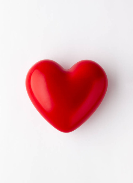 Kırmızı kalpli sevgililer günü konsepti. Düz yat, boşluğu kopyala - Fotoğraf, Görsel