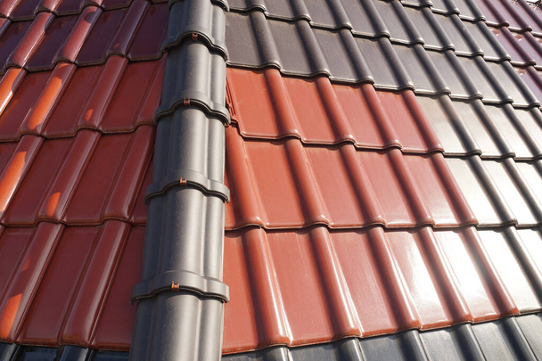 Střešní krytina. Střecha pokrytá dlaždicemi v různých barvách. - Fotografie, Obrázek