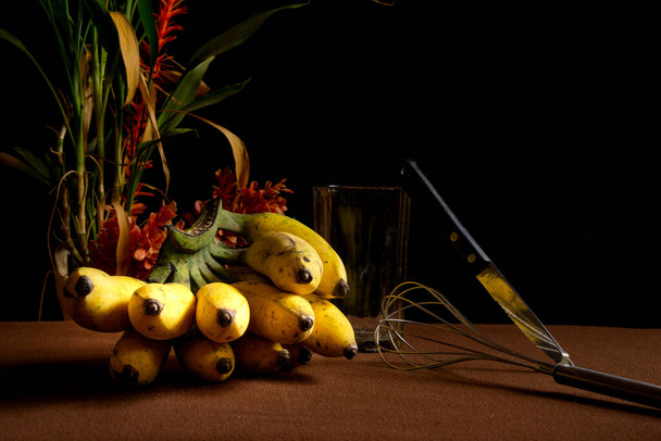 Un ramo de plátano amarillo fresco sobre la mesa - Foto, Imagen