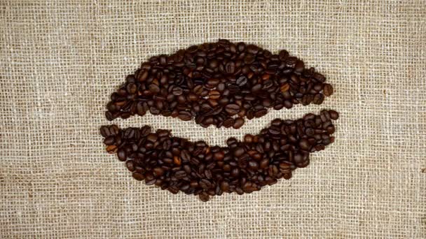 Ψητά φασόλια καφέ τοποθετημένα με τη μορφή λογότυπου κόκκων καφέ. - Πλάνα, βίντεο